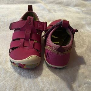 Gently Loved PLAE Sam 2.0 Kids Fuchsia Sandals